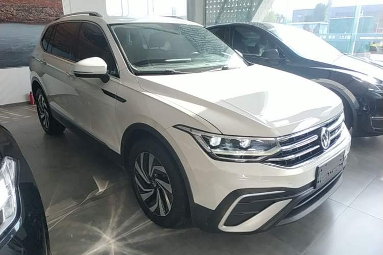Used Volkswagen Tiguan L 2022 330TSI Automatic Two-Wheel Drive Smart Edition Front Right 45 Deg
