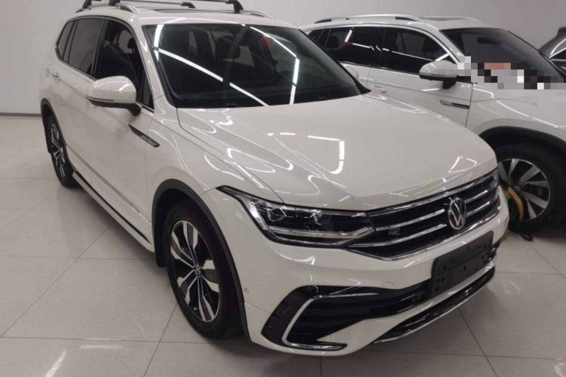 Used Volkswagen Tiguan L 2022 330TSI Automatic Two-Wheel Drive R-Line Enhanced Edition Front Right 45 Deg