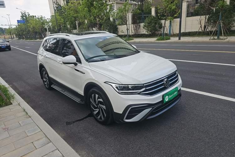 Used Volkswagen Tiguan L 2022 330TSI Automatic Two-Wheel Drive Smart Edition Front Right 45 Deg