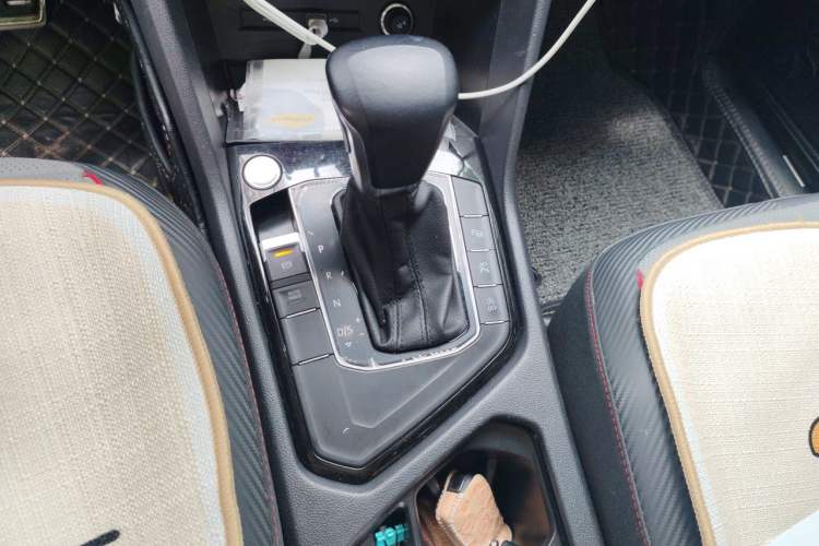Used Volkswagen Tiguan L 2022 330TSI Automatic Two-Wheel Drive R-Line Flagship Edition Gear Lever