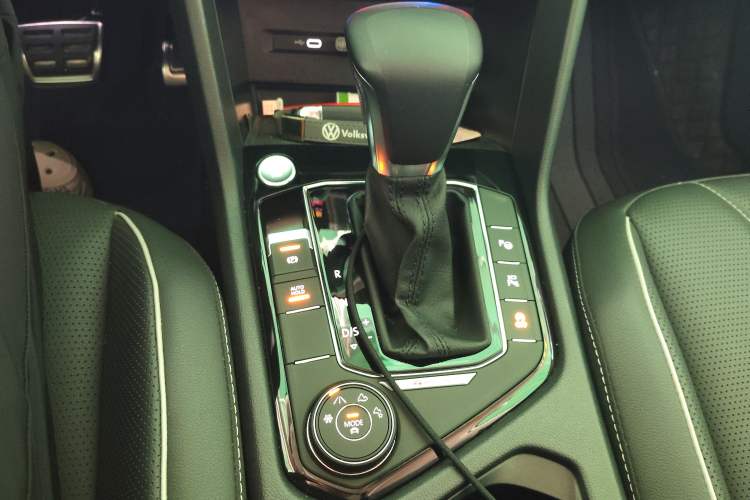 Used Volkswagen Tiguan L 2022 380TSI Automatic All-Wheel Drive R-Line Enhanced Comfort 7-Seater Gear Lever