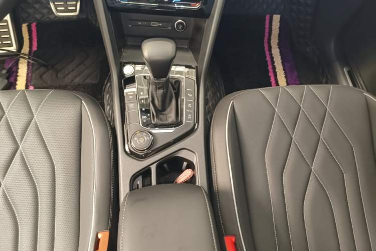 Used Volkswagen Tiguan L 2022 380TSI Automatic All-Wheel Drive R-Line Enhanced Comfort 7-Seater Gear Lever