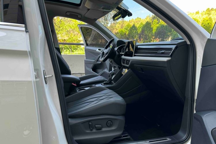 Used Volkswagen Tiguan L 2022 330TSI Automatic Two-Wheel Drive R-Line Enhanced Edition Interior 11