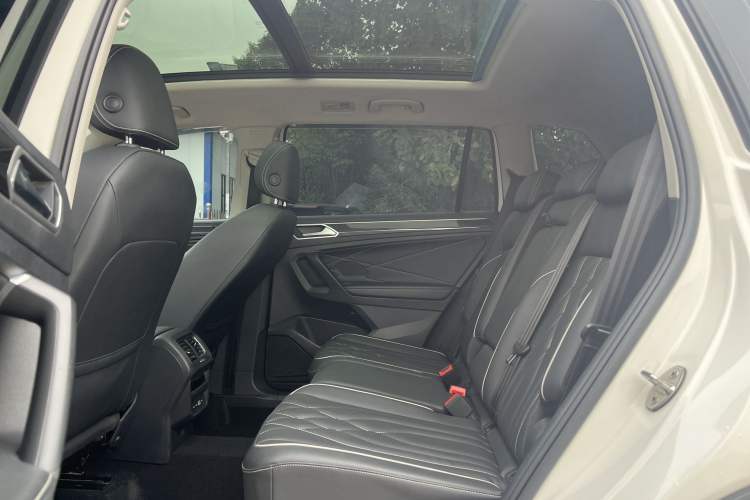 Used Volkswagen Tiguan L 2022 330TSI Automatic Two-Wheel Drive Smart Edition Interior 2
