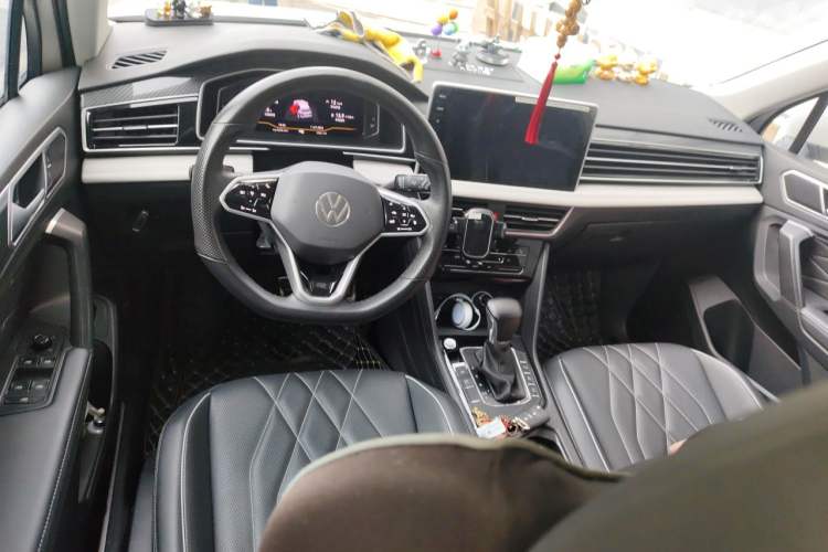 Used Volkswagen Tiguan L 2022 330TSI Automatic Two-Wheel Drive R-Line Enhanced Edition Interior 2
