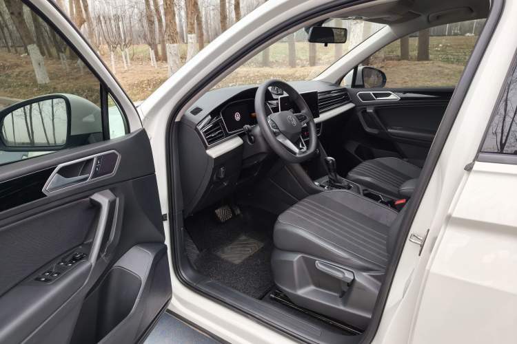 Used Volkswagen Tiguan L 2022 330TSI Automatic Two-Wheel Drive Comfort Edition Interior 2