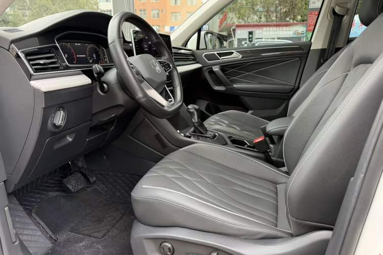 Used Volkswagen Tiguan L 2022 330TSI Automatic Two-Wheel Drive Smart Edition Interior 2