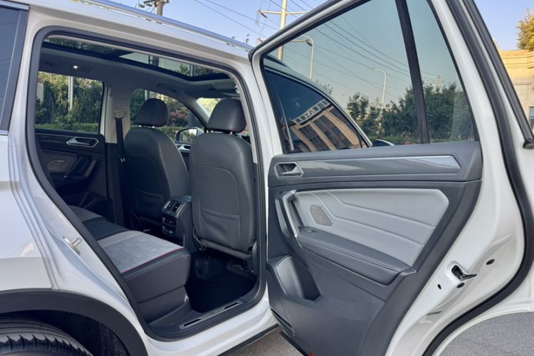 Used Volkswagen Tiguan L 2022 330TSI Automatic Two-Wheel Drive R-Line Flagship Edition Interior 3