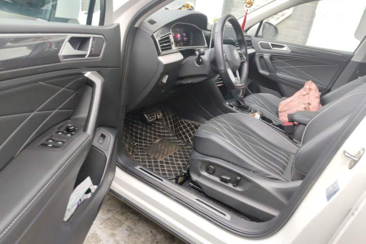 Used Volkswagen Tiguan L 2022 330TSI Automatic Two-Wheel Drive R-Line Enhanced Edition Interior 3