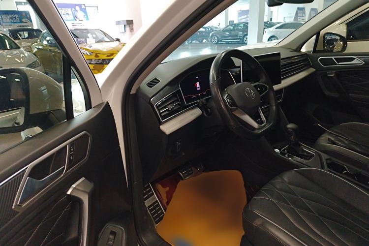 Used Volkswagen Tiguan L 2022 330TSI Automatic Two-Wheel Drive R-Line Enhanced Edition Interior 3