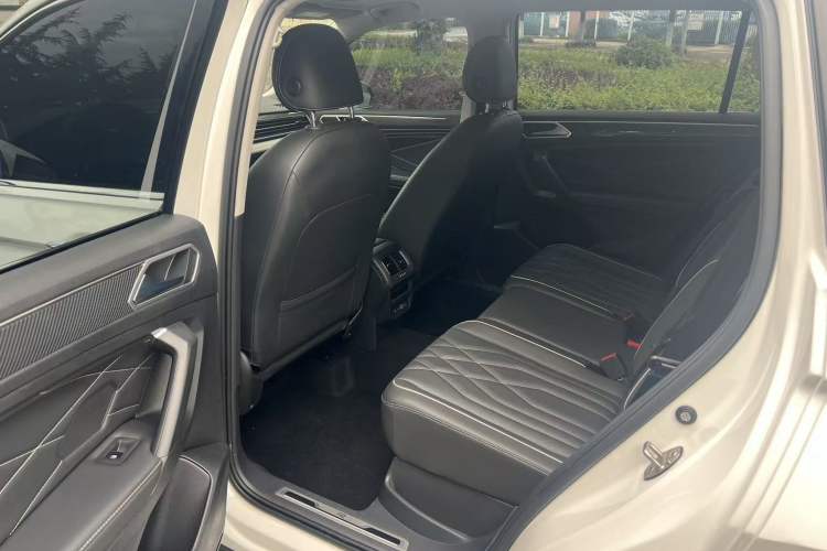 Used Volkswagen Tiguan L 2022 330TSI Automatic Two-Wheel Drive R-Line Enhanced Edition Interior 3