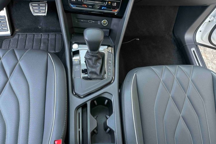 Used Volkswagen Tiguan L 2022 330TSI Automatic Two-Wheel Drive R-Line Enhanced Edition Interior 4