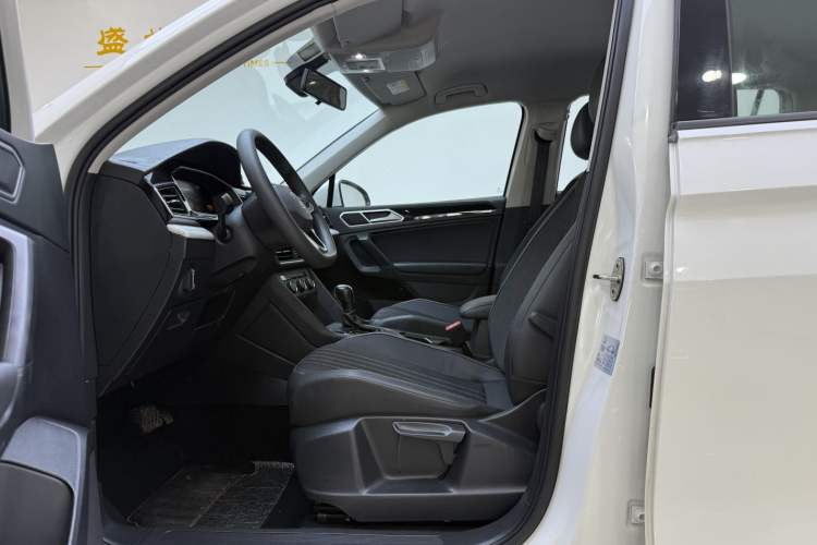 Used Volkswagen Tiguan L 2022 330TSI Automatic Two-Wheel Drive Comfort Edition Interior 4