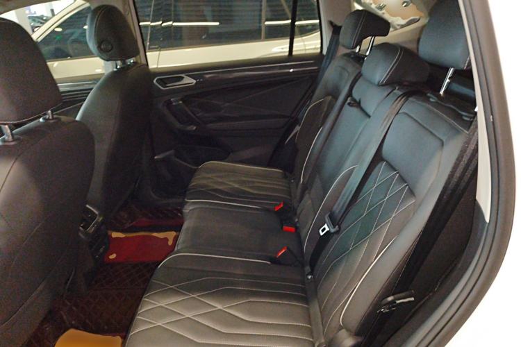 Used Volkswagen Tiguan L 2022 330TSI Automatic Two-Wheel Drive R-Line Enhanced Edition Interior 4