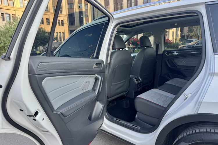 Used Volkswagen Tiguan L 2022 330TSI Automatic Two-Wheel Drive R-Line Flagship Edition Interior 5