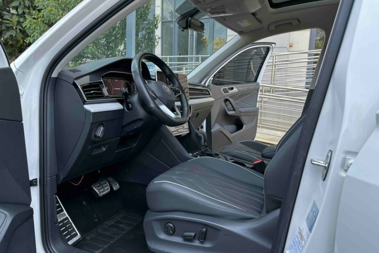 Used Volkswagen Tiguan L 2022 330TSI Automatic Two-Wheel Drive R-Line Enhanced Edition Interior 5