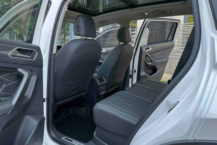 Used Volkswagen Tiguan L 2022 330TSI Automatic Two-Wheel Drive R-Line Enhanced Edition Interior 6