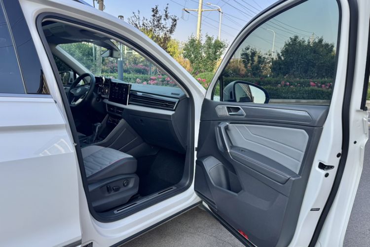 Used Volkswagen Tiguan L 2022 330TSI Automatic Two-Wheel Drive R-Line Flagship Edition Interior 7