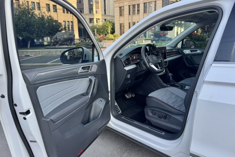 Used Volkswagen Tiguan L 2022 330TSI Automatic Two-Wheel Drive R-Line Flagship Edition Interior 8