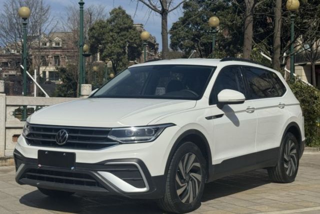 Volkswagen Tiguan L 2022 330TSI Automatic Two-Wheel Drive Comfort Edition مستعملة
