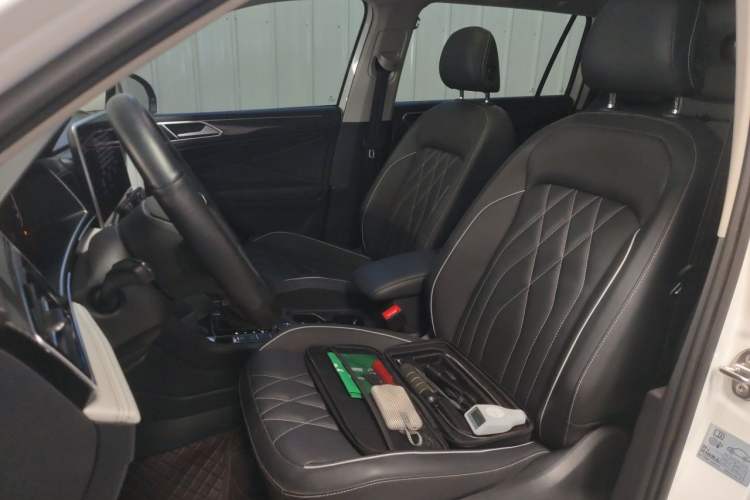 Used Volkswagen Tiguan L 2022 380TSI Automatic All-Wheel Drive R-Line Enhanced Comfort 7-Seater Left Front Seat