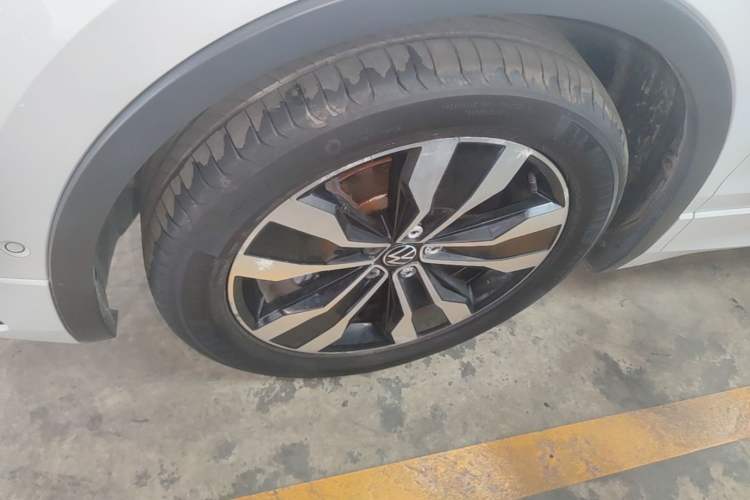 Used Volkswagen Tiguan L 2022 330TSI Automatic Two-Wheel Drive R-Line Enhanced Edition Left Front Wheel Hub