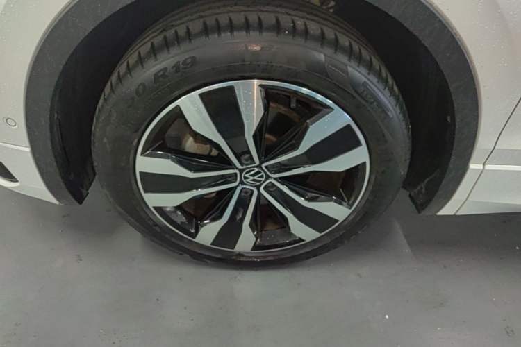Used Volkswagen Tiguan L 2022 330TSI Automatic Two-Wheel Drive R-Line Enhanced Edition Left Front Wheel Hub