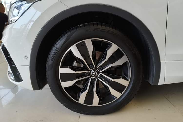Used Volkswagen Tiguan L 2022 380TSI Automatic All-Wheel Drive R-Line Enhanced Comfort 7-Seater Left Front Wheel Hub