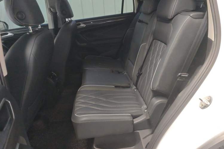 Used Volkswagen Tiguan L 2022 380TSI Automatic All-Wheel Drive R-Line Enhanced Comfort 7-Seater Left Rear Seat