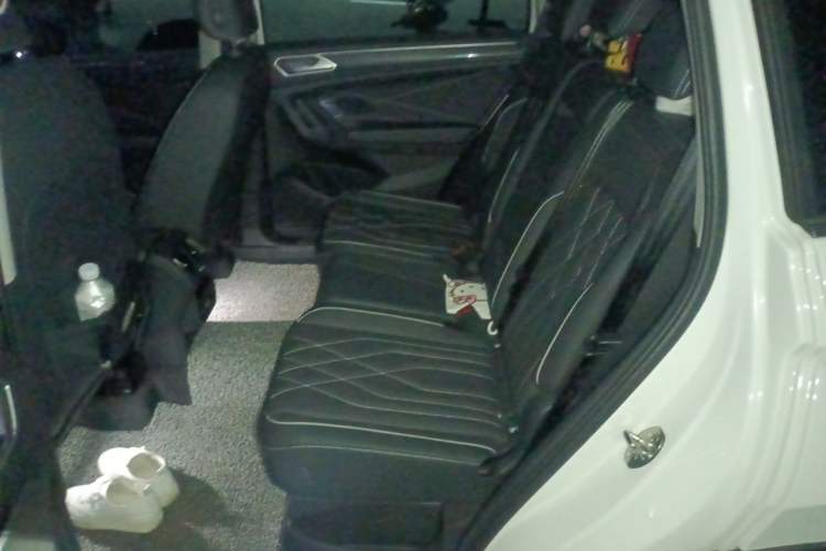 Used Volkswagen Tiguan L 2022 330TSI Automatic Two-Wheel Drive R-Line Flagship Edition Left Rear Seat