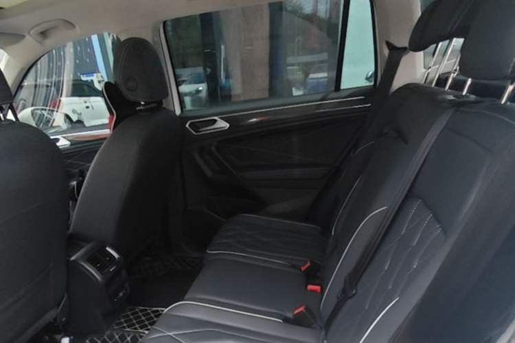 Used Volkswagen Tiguan L 2022 330TSI Automatic Two-Wheel Drive R-Line Enhanced Edition Left Rear Seat