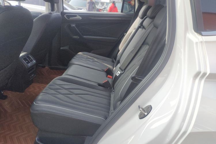 Used Volkswagen Tiguan L 2022 330TSI Automatic Two-Wheel Drive R-Line Enhanced Edition Left Rear Seat