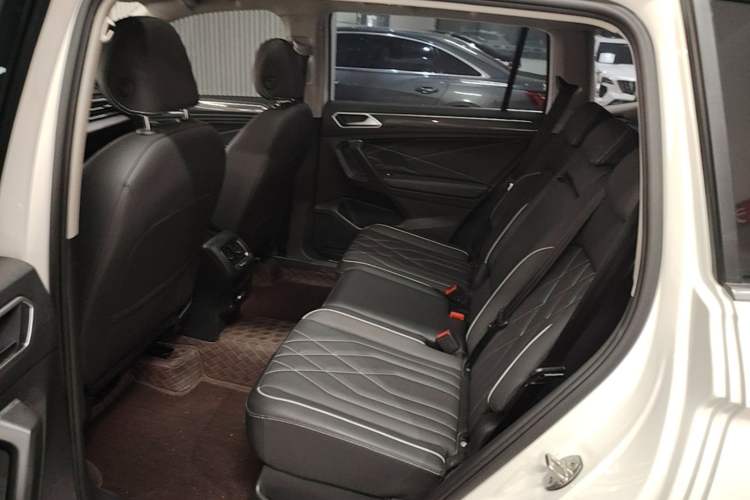 Used Volkswagen Tiguan L 2022 330TSI Automatic Two-Wheel Drive R-Line Enhanced Edition Left Rear Seat