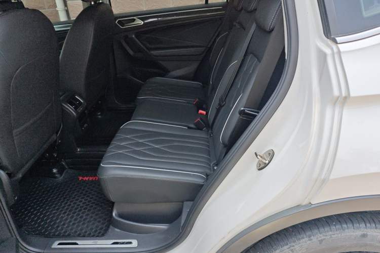 Used Volkswagen Tiguan L 2022 330TSI Automatic Two-Wheel Drive R-Line Enhanced Edition Left Rear Seat