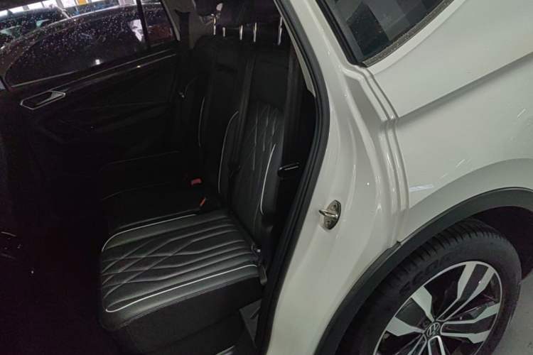 Used Volkswagen Tiguan L 2022 330TSI Automatic Two-Wheel Drive R-Line Enhanced Edition Left Rear Seat