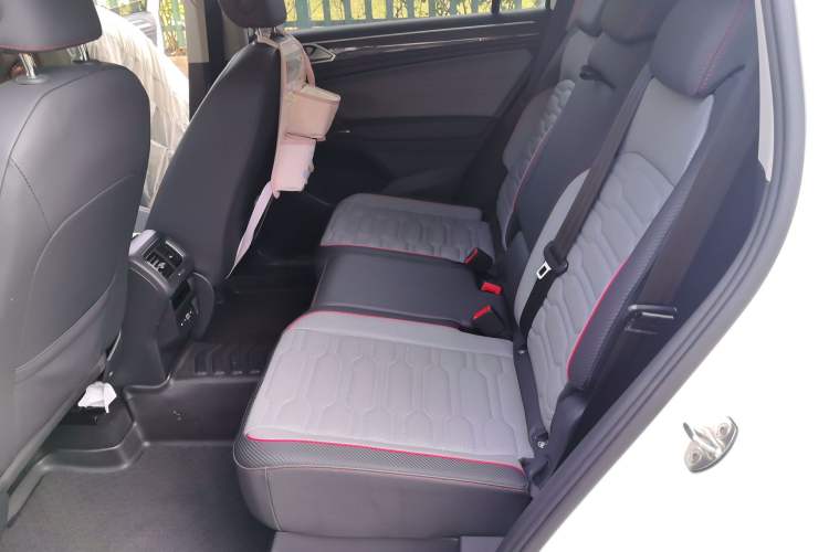 Used Volkswagen Tiguan L 2022 330TSI Automatic Two-Wheel Drive R-Line Flagship Edition Left Rear Seat