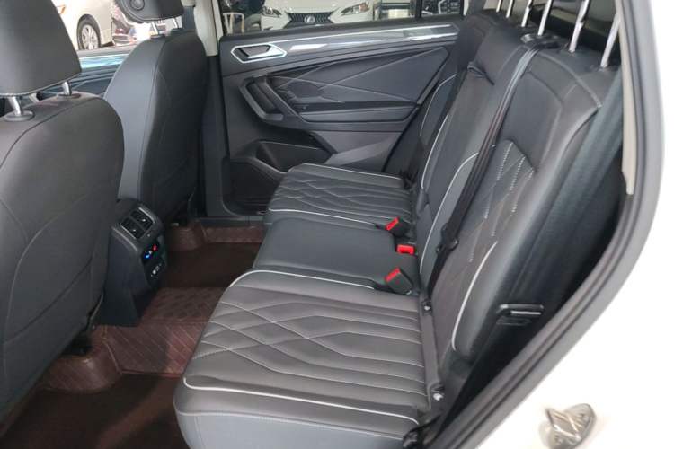 Used Volkswagen Tiguan L 2022 330TSI Automatic Two-Wheel Drive R-Line Enhanced Edition Left Rear Seat