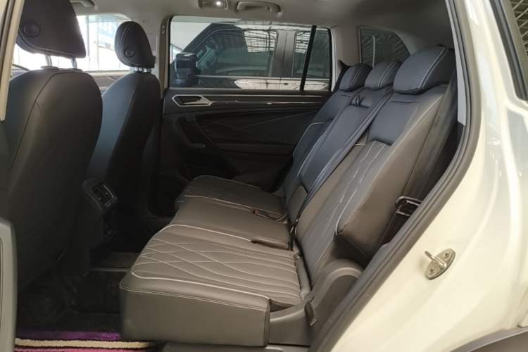 Used Volkswagen Tiguan L 2022 380TSI Automatic All-Wheel Drive R-Line Enhanced Comfort 7-Seater Left Rear Seat