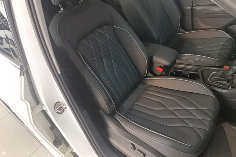 Used Volkswagen Tiguan L 2022 330TSI Automatic Two-Wheel Drive R-Line Enhanced Edition Right Front Seat