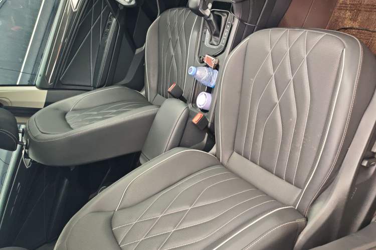 Used Volkswagen Tiguan L 2022 330TSI Automatic Two-Wheel Drive R-Line Enhanced Edition Right Front Seat