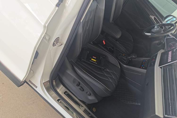 Used Volkswagen Tiguan L 2022 330TSI Automatic Two-Wheel Drive Smart Edition Right Front Seat