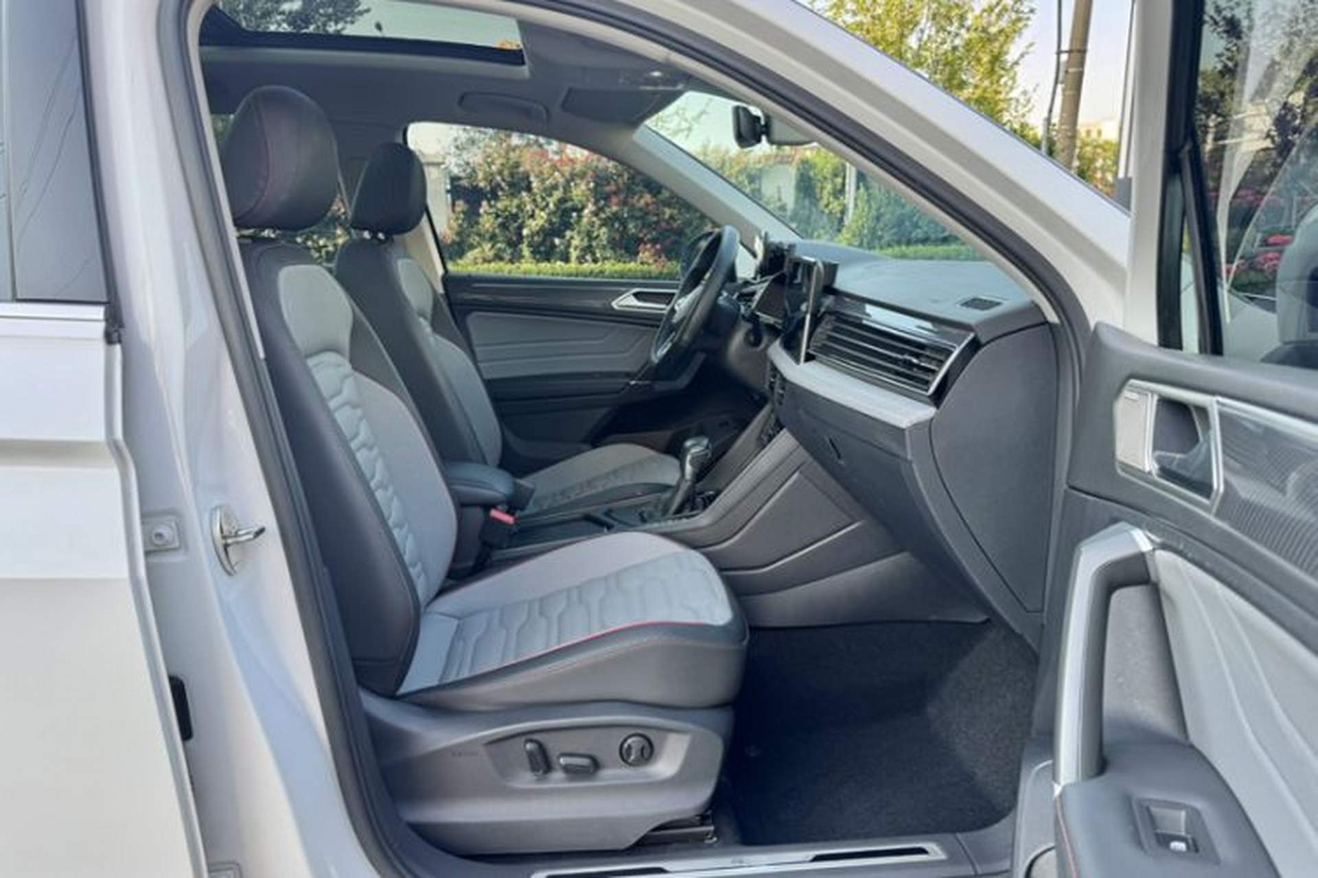 Used Volkswagen Tiguan L 2022 330TSI Automatic Two-Wheel Drive R-Line Flagship Edition Right Front Seat