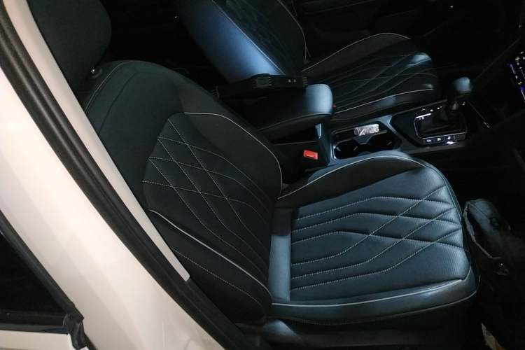 Used Volkswagen Tiguan L 2022 330TSI Automatic Two-Wheel Drive R-Line Enhanced Edition Right Front Seat