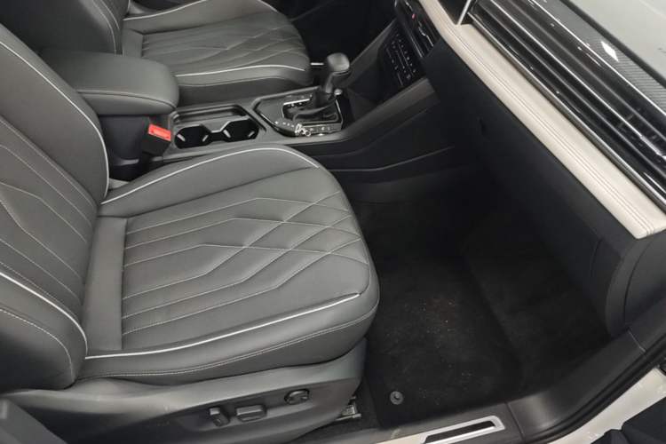 Used Volkswagen Tiguan L 2022 330TSI Automatic Two-Wheel Drive R-Line Enhanced Edition Right Front Seat
