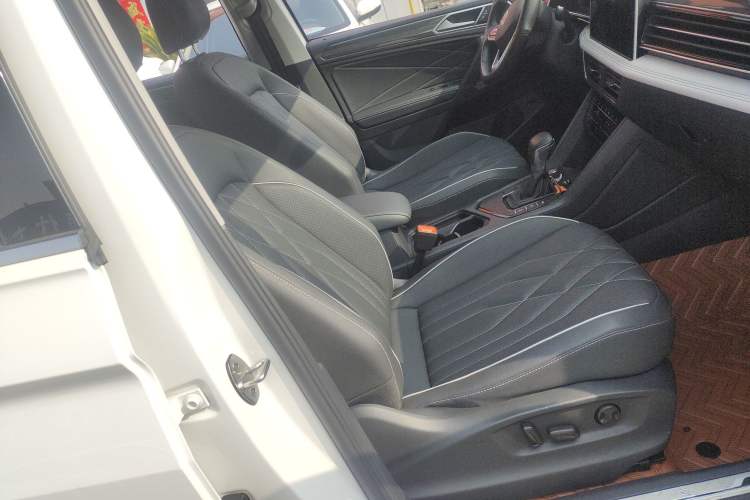 Used Volkswagen Tiguan L 2022 330TSI Automatic Two-Wheel Drive R-Line Enhanced Edition Right Front Seat