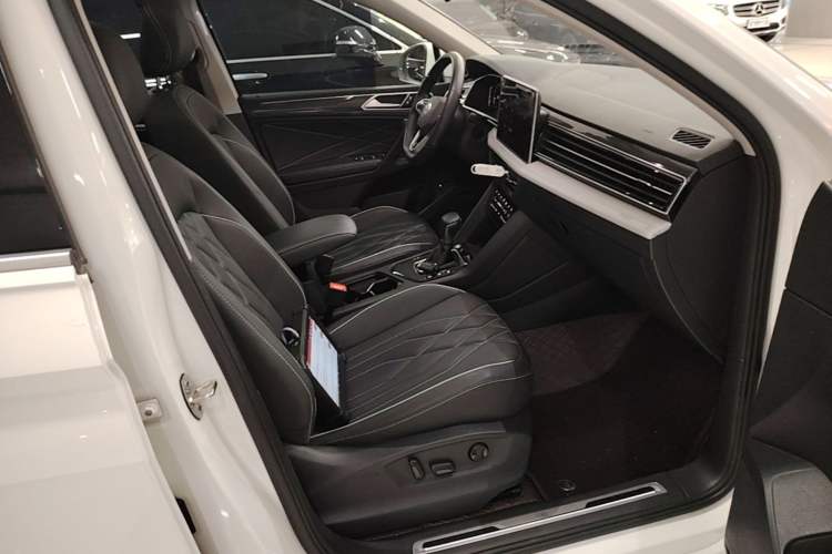 Used Volkswagen Tiguan L 2022 330TSI Automatic Two-Wheel Drive R-Line Enhanced Edition Right Front Seat