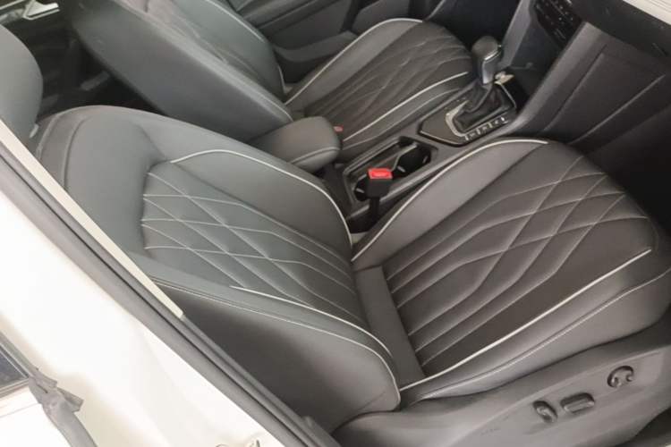 Used Volkswagen Tiguan L 2022 330TSI Automatic Two-Wheel Drive R-Line Enhanced Edition Right Front Seat