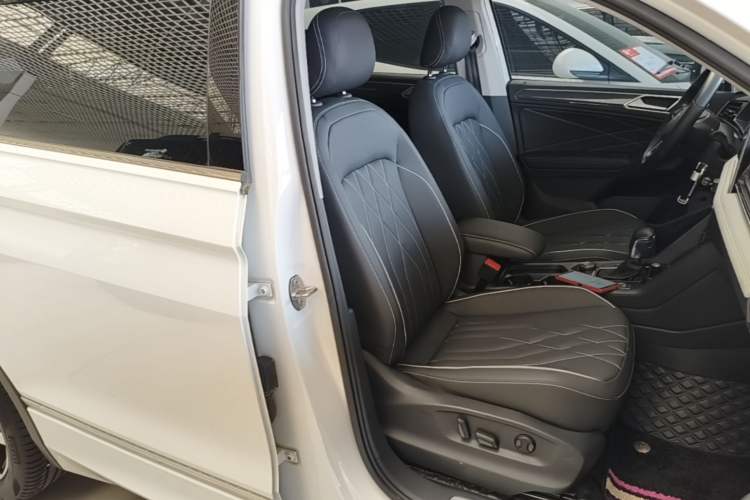 Used Volkswagen Tiguan L 2022 380TSI Automatic All-Wheel Drive R-Line Enhanced Comfort 7-Seater Right Front Seat