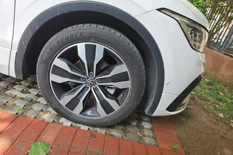 Used Volkswagen Tiguan L 2022 330TSI Automatic Two-Wheel Drive R-Line Enhanced Edition Right Front Wheel Hub