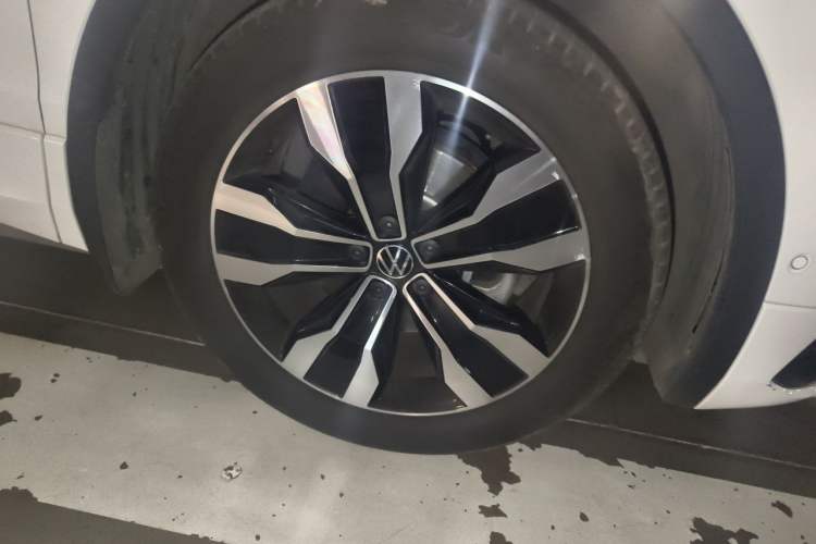 Used Volkswagen Tiguan L 2022 330TSI Automatic Two-Wheel Drive R-Line Enhanced Edition Right Front Wheel Hub